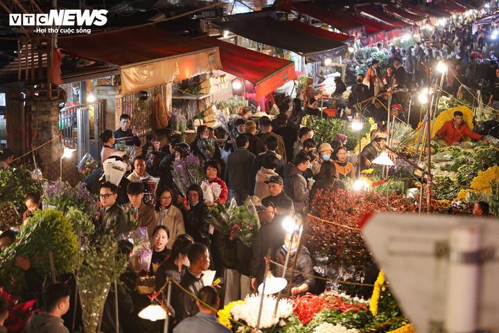 Tối 12/2 (tức 25 tháng Chạp), hàng nghìn người dân tập trung về chợ hoa Quảng An để mua sắm Tết.