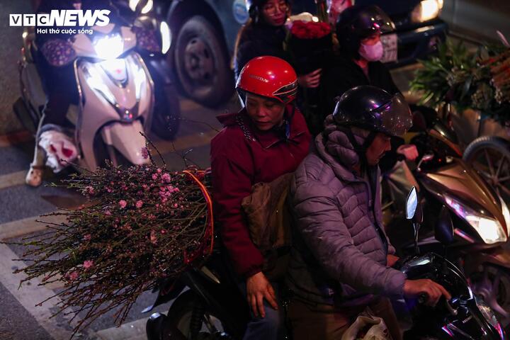 Giá hóa đào năm nay nhìn chung không tăng quá mạnh, thậm chí có thời điểm rẻ hơn năm ngoái. Tại chợ, các cành đào nhỏ dùng cắm ban thờ được bán phổ biến khoảng 100.000 - 120.000 đồng/cành, cao hơn mức 50.000 - 60.000 đồng trước đó. Trong khi các cành đào huyền, đào thế và cành đào to có giá dao động từ 600.000 đến 2 triệu đồng/cành, tùy dáng và độ đẹp.
