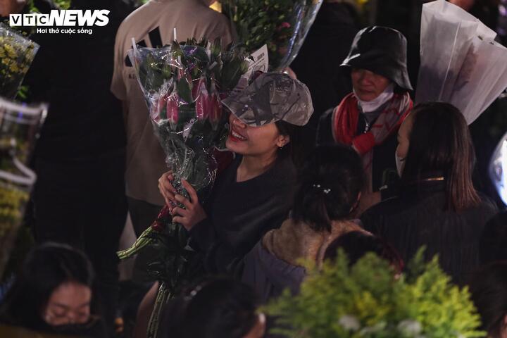 Biển người đi sắm Tết, chợ hoa lớn nhất miền Bắc tấp nập suốt đêm - 18