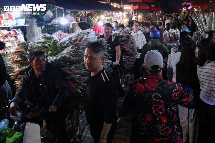 Các xe chở hàng của tiểu thương liên tục ra vào chợ, chất đầy hoa và cây cảnh.