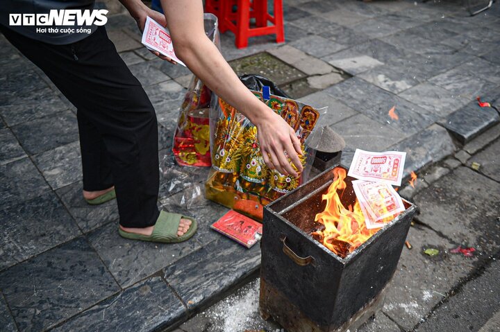 Lễ hóa vàng Tết Bính Ngọ 2026 cần chú trọng nội dung văn khấn, thời điểm thực hiện. (Ảnh: Đắc Huy)