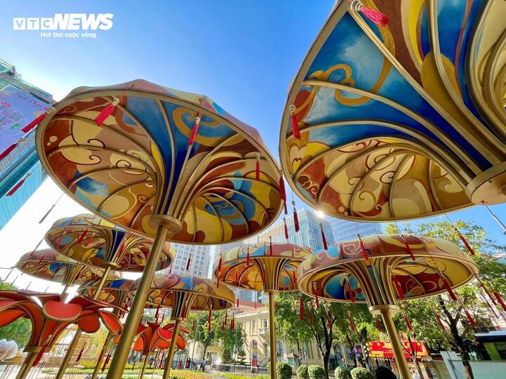 Tối 10/2, đơn vị thiết kế Đường hoa và phụ trách mapping đã có buổi chiếu thử mapping trên linh vật cổng chào. Theo Ban tổ chức, mapping trên Đường hoa chỉ diễn ra vào ban đêm, dự kiến trong ba khung giờ là 19h, 20h và 21h, với thời lượng 10 phút. Các hình ảnh mapping diễn ra theo mạch truyện, bắt đầu là hình ảnh mùa xuân với hoa và cánh én, Tết Việt là hình ảnh trên đèn kéo quân được thêm hiệu ứng chuyển động animation; hình ảnh TP.HCM, trống đồng, dãy năng lượng hội tụ và kết bằng hình ảnh chim lạc tung cánh.