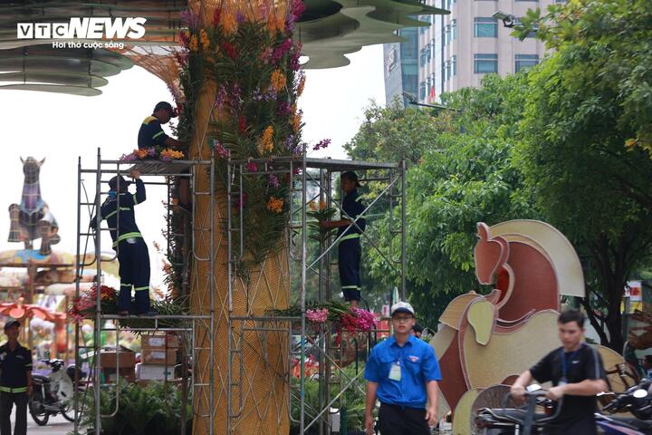 Hàng trăm công nhân miệt mài hoàn thiện các phần cây xanh, tiểu cảnh, trang trí, vệ sinh toàn tuyến để sẵn sàng cho đêm mở cửa đón khách tham quan 28 tháng Chạp.