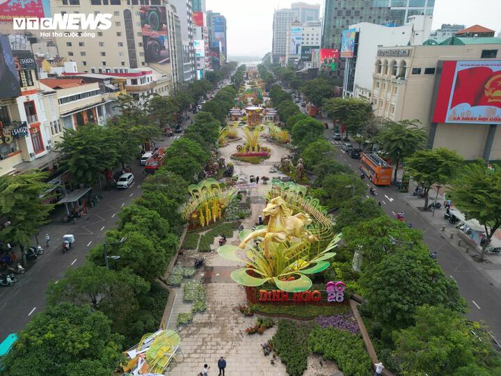 Đường hoa Tết Bính Ngọ cũng đánh dấu lần đầu tiên trong 23 năm ra đời phô diễn hai phiên bản trải nghiệm khác biệt giữa ngày và đêm trong cùng một không gian.