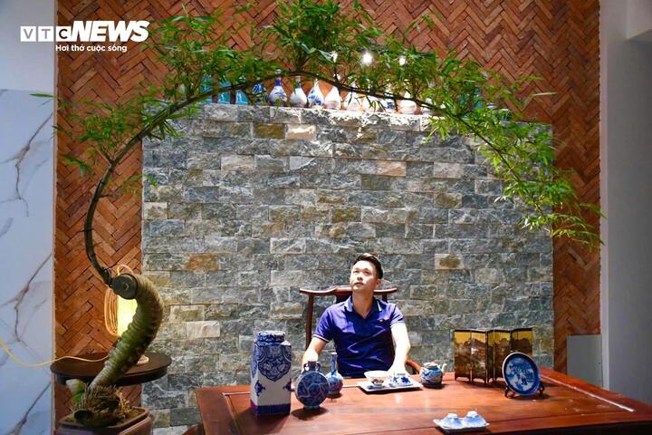 Sinh ra và lớn lên ở Quảng Ngãi, anh Hồ Ngọc Kha (37 tuổi, trú phường Cẩm Thành) gắn bó với hình ảnh lũy tre làng từ thuở nhỏ. Với anh, tre không chỉ là vật liệu quen thuộc trong đời sống mà còn là biểu tượng của sự bền bỉ, dẻo dai của người Việt. Tuy nhiên, theo thời gian, nhiều bụi tre già bị chặt bỏ để nhường chỗ cho công trình mới hoặc bị bỏ hoang sau khi khai thác thân.