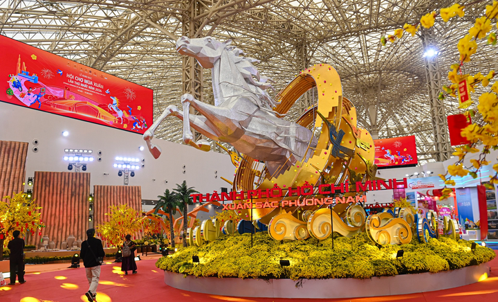 Giao dịch mua bán tại hội chợ Mùa Xuân làm nhộn nhịp thêm không khí Tết Bính Ngọ 2026.