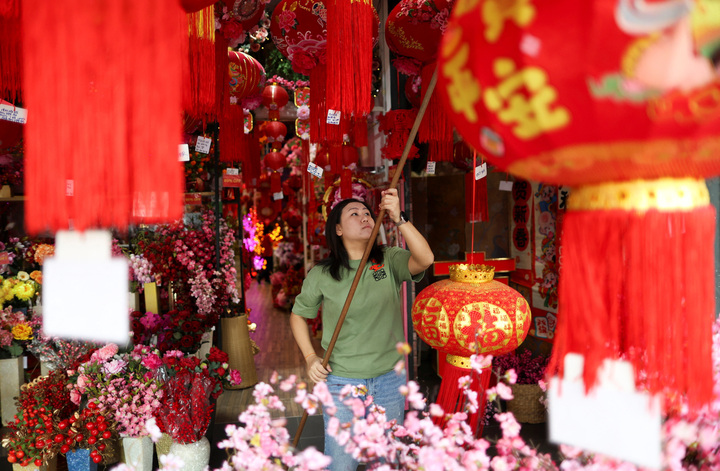 Cửa hàng bán lồng đèn trang trí Tết Nguyên đán ở Kuala Lumpur, Malaysia, ngày 12/2/2026. (Ảnh: REUTERS/Hasnoor Hussain)