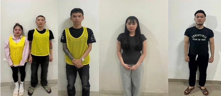 Nhóm người bị cơ quan công an bắt giữ trong đường dây lừa đảo. (Ảnh: Báo Đồng Nai)