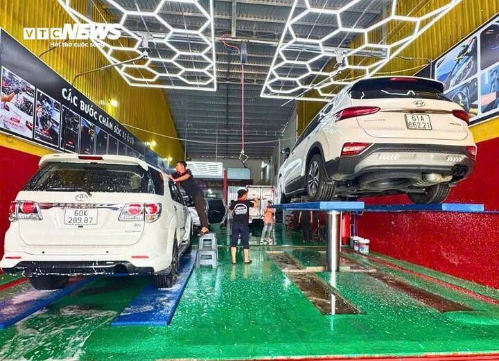 Nhân viên các tiệm rửa xe ở TP.HCM làm việc không ngơi tay. (Ảnh: Đại Việt)