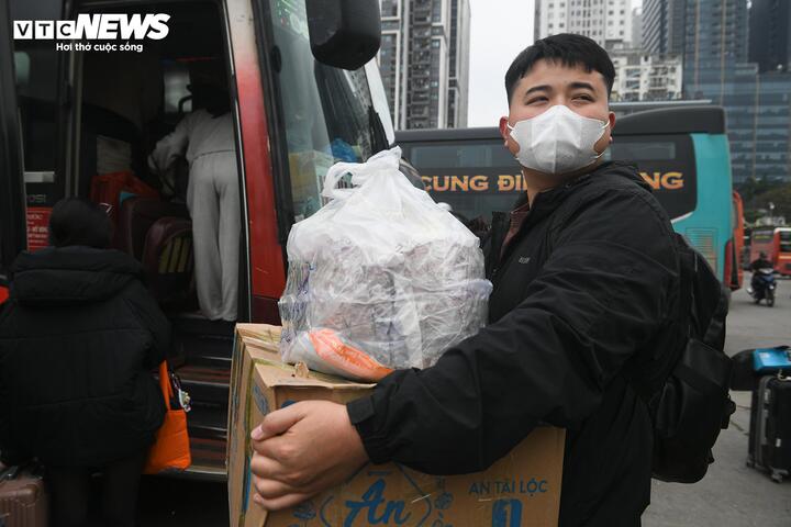 Nhiều người ra bến từ sớm, ngủ gật chờ xe về quê đón Tết - 9