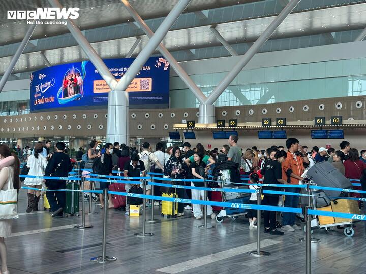 Ngày 13/2 (26 tháng Chạp), đông người dân sinh sống, học tập và làm việc tại TP.HCM bắt đầu rời thành phố về quê đón Tết. Tại Cảng hàng không quốc tế Tân Sơn Nhất ken đặc hành khách, các khu vực làm thủ tục luôn trong tình trạng đông đúc.