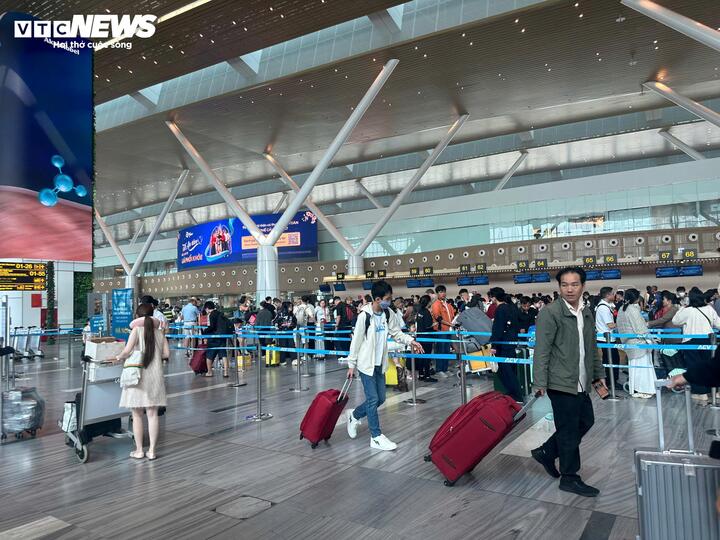 Tại các sảnh nhà ga, nhân viên liên tục hướng dẫn lộ trình, phân luồng, nhắc nhở hành khách xếp hàng ngay ngắn.