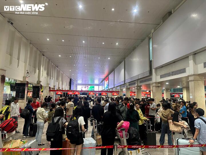 Để đảm bảo an toàn, hạn chế ùn tắc trong các khung giờ cao điểm, Trung tâm Điều hành sân bay đã phối hợp chặt chẽ với các hãng hàng không và đơn vị phục vụ mặt đất, tăng cường giám sát, điều tiết luồng di chuyển từ khu vực check-in đến soi chiếu an ninh.
