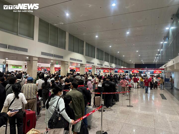 Đại diện sân bay khuyến cáo hành khách nên có mặt trước giờ khởi hành ít nhất 2 tiếng đối với chuyến bay nội địa và 3 tiếng đối với chuyến bay quốc tế.