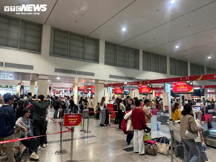 Đồng thời ưu tiên sử dụng hình thức check-in trực tuyến để rút ngắn thời gian chờ đợi trong những ngày cao điểm Tết.