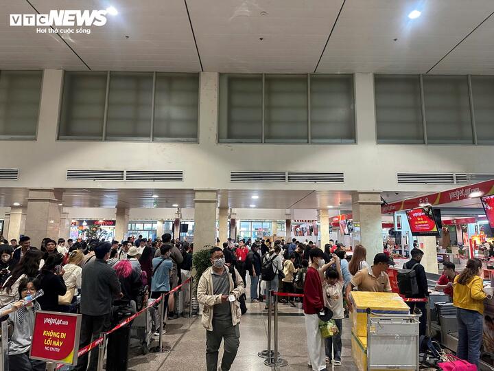 Anh Hoàng Tú (ngụ phường Sài Gòn, TP.HCM) bay về Nghệ An cho biết, so với thời điểm này năm ngoái, sân bay "dễ thở" hơn.