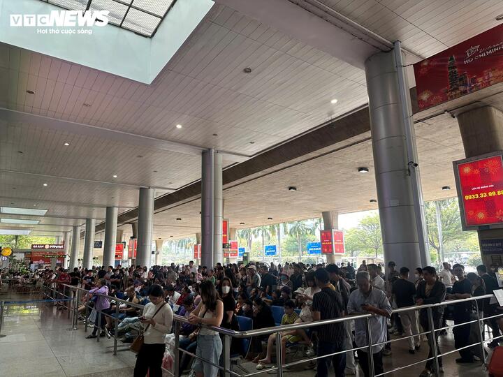 Khu vực chờ tại T2 luôn nhộn nhịp, đông kín người thân ra đón.