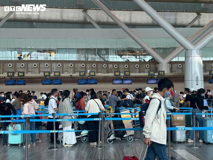 Tuy lượng khách tăng cao, đặc biệt tại khu vực check-in, nhưng tình hình cơ bản vẫn được kiểm soát.