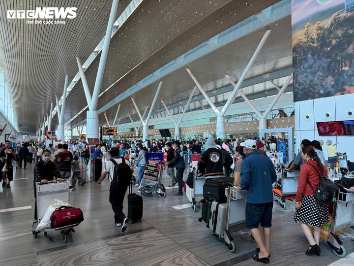 Trong khi đó, nhà ga T3 đảm nhận khối lượng lớn nhất với 454 chuyến bay cả đi và đến, phục vụ gần 65.000 lượt khách, riêng chiều đi có 225 chuyến với 44.336 hành khách.