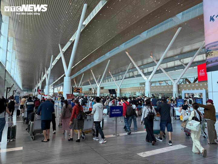 Ghi nhận của phóng viên Báo Điện tử VTC News, tại Nhà ga T3, dòng người người đổ về sân bay để hoàn tất thủ tục bay đến các địa phương.
