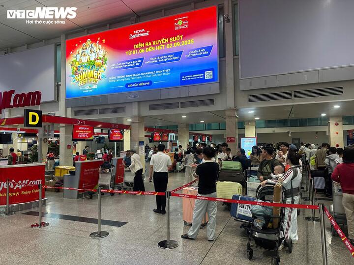 Khi phát hiện, nhân viên lập tức hỗ trợ, hướng dẫn hành khách di chuyển sang đúng nhà ga để kịp chuyến bay.