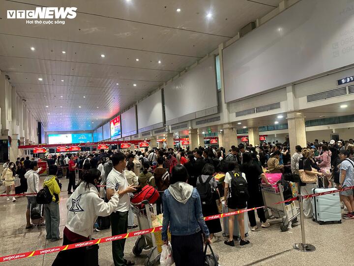 Nhà ga T1 dự kiến khai thác 258 chuyến bay với hơn 36.000 lượt khách, gồm 131 chuyến bay đi với 27.941 hành khách.