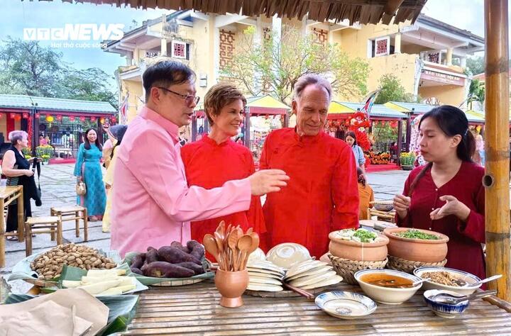 Du khách với trang phục áo dài Việt Nam, tìm hiểu phong tục, tập quán sinh hoạt ngày Tết của cư dân Hội An.