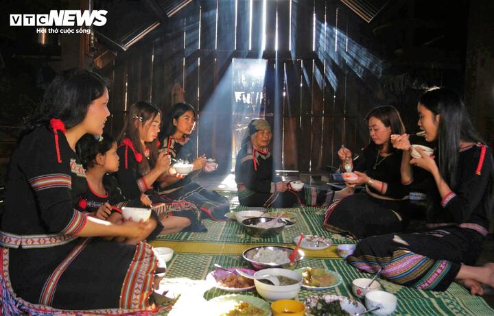 Một trong những điểm khác biệt đầy nhân văn trong ngày Tết của người Ê Đê chính là Lễ mừng thọ mẹ. Do đặc thù theo chế độ mẫu hệ, người mẹ có vai trò cực kỳ quan trọng, là chủ gia đình, là sợi dây kết nối các thành viên. Bữa cơm mừng thọ có thể giản đơn nhưng hàm chứa lòng biết ơn vô hạn.