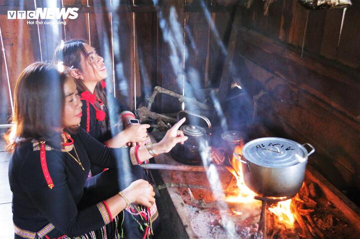 Những ngày này, nhà dài hun hút khói củi rừng cả ngày lẫn đêm, khoảnh khắc ngồi canh bên bếp lửa cũng chính là lúc các thế hệ truyền tay nhau những câu chuyện kể về tổ tiên, về buôn làng.