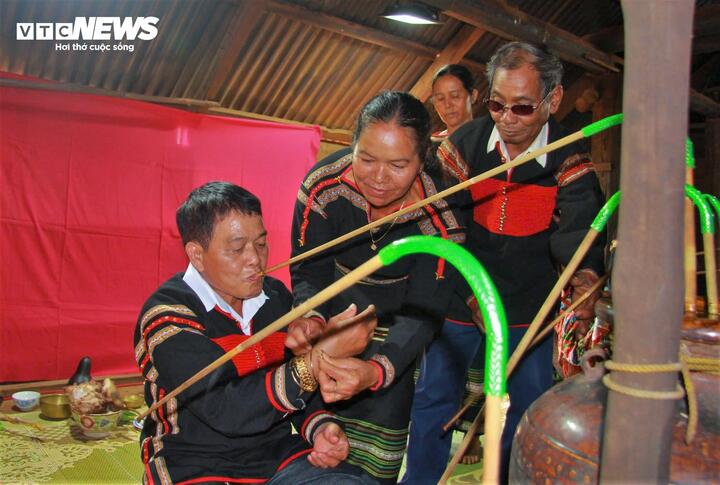 Trong Lễ mừng cơm mới thì đàn ông đẽo cột buộc ché rượu cần, phụ nữ lo bếp núc, trẻ em diện những bộ váy áo thổ cẩm đẹp nhất. Lúc này thầy cúng là người uy tín nhất làng sẽ đọc lời khấn, mời thần linh về chứng giám cho lòng thành của gia chủ. Tiếng cồng chiêng hòa nhịp cùng lời khấn tạo nên một không gian tâm linh huyền bí và trang trọng.