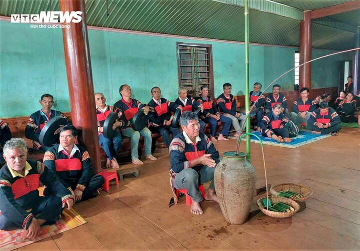 Dù vui xuân theo Tết Nguyên đán của cả dân tộc nhưng người Ê Đê vẫn giữ vững Lễ mừng cơm mới kéo dài từ 2-3 ngày. Đây là lễ hội lớn nhất trong năm bởi là thời điểm báo công với thần linh sau một vụ mùa vất vả, lúa đã đầy kho.