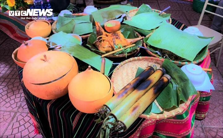 Sự thay đổi nói trên không làm mất đi bản sắc, mà ngược lại, tạo nên một sự giao thoa thú vị khi người Ê Đê "ăn Tết". Với một sự chuẩn bị công phu không kém, Tết của người Ê Đê vừa có bánh chưng, bánh tét, hoa mai, hoa đào, vừa có tiếng cồng chiêng vang vọng bên nhà dài trong những lễ cúng tạ ơn thần linh.