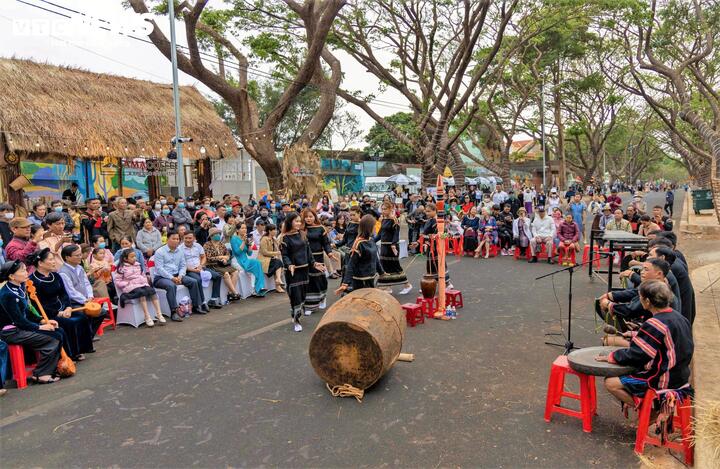 Cùng với sự phát triển hiện nay, người Ê Đê vẫn gìn giữ, duy trì nhiều nghi lễ, nét văn hóa truyền thống. Góp phần tăng tinh thần đoàn kết, gắn bó của người dân trong các buôn làng, chia sẻ kinh nghiệm, giúp đỡ nhau trong lao động sản xuất, đời sống. Hiện UBND tỉnh Đắk Lắk đang triển khai thực hiện các đề án để phục dựng các nghi lễ, lễ hội, bảo tồn văn hóa truyền thống của người Ê Đê trên địa bàn.