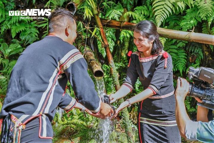 Không thể nhắc đến Tết của người Ê Đê mà quên đi Lễ cúng bến nước, đối với họ, nguồn nước là mạch sống, là sự khởi đầu cho tất cả mọi hoạt động trong buôn làng.