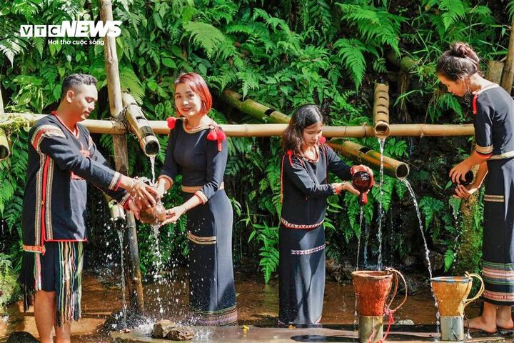 Nhiều năm trước đây, Tết Nguyên đán là một điều xa lạ với đồng bào dân tộc Ê Đê ở Đắk Lắk nói riêng và Tây Nguyên nói chung. Nhưng theo bánh xe thời gian, bà con Ê Đê đã hòa chung với niềm vui đón Tết cổ truyền cùng cả nước với nhiều nghi lễ đầy bản sắc.