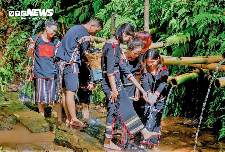 Lễ cúng bến nước thường diễn ra sau khi thu hoạch vụ mùa để tạ ơn Thần Nước về kết quả vụ mùa trước. Sau Lễ mừng cơm mới, già làng sẽ dẫn đầu đoàn người ra bến nước của buôn để làm lễ tạ ơn Thần Nước.