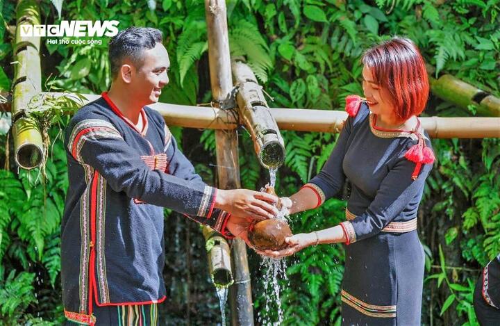 Tại đầu nguồn nước, người Ê Đê sẽ dọn dẹp bến nước sạch sẽ, khơi thông dòng chảy, cầu mong cho cả buôn làng một năm mới khỏe mạnh, nước chảy hiền hòa, không dịch bệnh cho mọi nhà trong buôn làng.