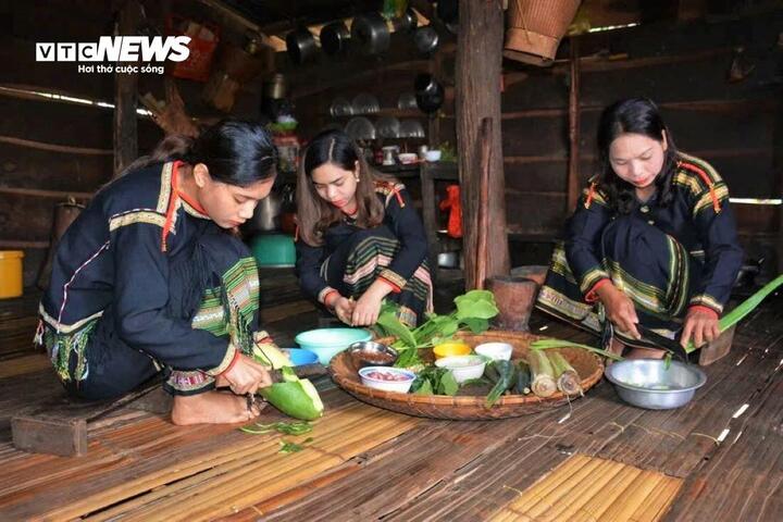 Dưới mái nhà dài, các thành viên trong gia đình quây quần bên nhau. Trong khi đàn ông lên rẫy lấy lạt tre, bẻ ngô thì phụ nữ ở nhà chuẩn bị những món ăn của người Ê Đê mang theo hương vị của đất trời cao nguyên.