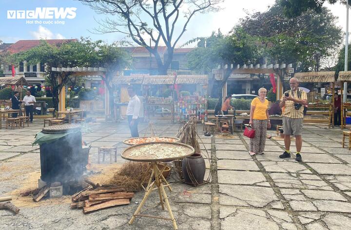 Những ngày cận Tết Nguyên đán Bính Ngọ 2026, tại khuôn viên Bảo tàng Hội An (số 10B Trần Hưng Đạo, phường Hội An, TP Đà Nẵng) diễn ra các hoạt động trải nghiệm và trưng bày “Không gian Tết xưa ở Hội An”. Đây là chương trình nằm trong chuỗi sự kiện Hội Tết Nguyên đán Bính Ngọ 2026 do Trung tâm Bảo tồn Di sản Văn hoá Thế giới Hội An tổ chức.