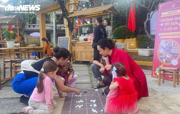 Không chỉ thu hút du khách quốc tế, “Không gian Tết xưa” còn là nơi để người dân địa phương tìm lại những ký ức thân thương, ngọt ngào tuổi thơ. Nhiều gia đình cũng xúng xính áo dài, đưa con nhỏ đến đây để được đắm mình trong không khí Tết cổ truyền đúng nghĩa.