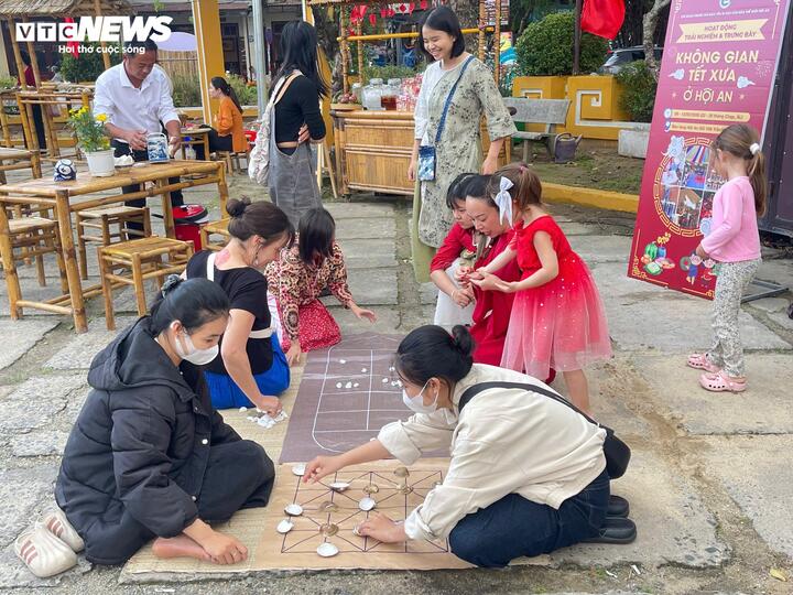 Tại “Không gian Tết xưa ở Hội An”, người dân và du khách được hòa mình vào các hoạt động như gói bánh chưng, sênh mứt dừa, làm bánh thuẫn, trải nghiệm phong tục, tập quán sinh hoạt ngày Tết đặc trưng, tham gia các trò chơi dân gian, xem trình diễn các nghề truyền thống.