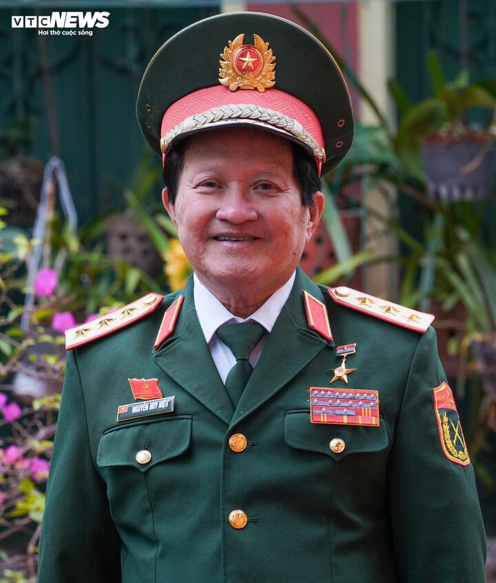 Thượng tướng, Viện sĩ, Anh hùng lực lượng vũ trang Nhân dân Nguyễn Huy Hiệu, nguyên Ủy viên Trung ương Đảng, nguyên Thứ trưởng Quốc phòng.