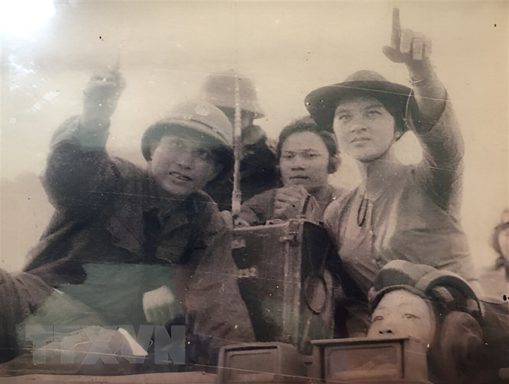 Năm 1975, Thượng tướng Nguyễn Huy Hiệu khi còn là người chỉ huy trực tiếp trên chiến trường, cùng đồng đội theo dõi tình hình và chỉ đạo tác chiến. (Ảnh: TTXVN)