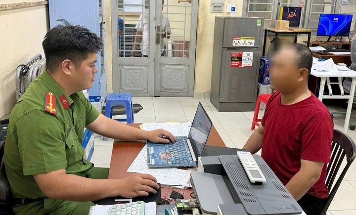 Bảo vệ khu đô thị chửi bới, hăm dọa tài xế xe công nghệ Xanh SM tại cơ quan điều tra.