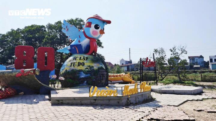 Vườn Hạnh phúc của chàng trai 9X trưng bày rất nhiều tác phẩm độc đáo.