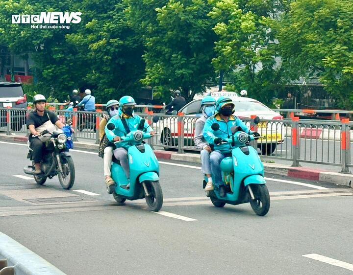 Xe điện của Xanh SM "phủ" màu Cyan trên đường phố. (Ảnh: Mạnh Hùng)