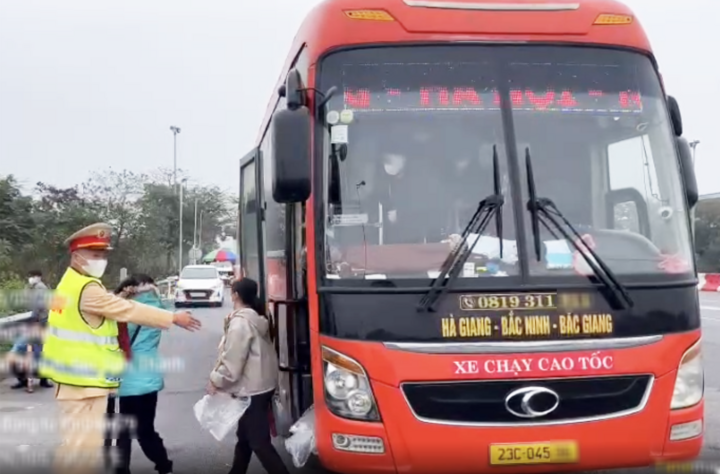 Xe khách chở quá 38 người bị xử phạt.