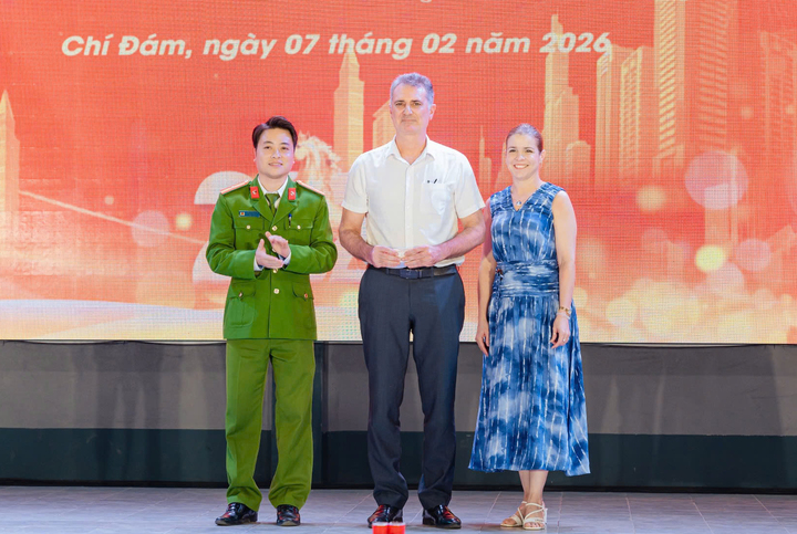 Bác sĩ Piter nhận thẻ thường trú với niềm vui dịp cuối năm (Ảnh: BVCC)