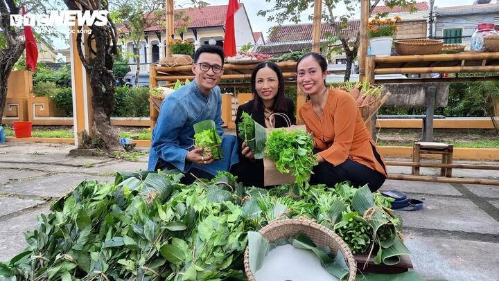 Theo Trung tâm Bảo tồn Di sản Văn hoá Thế giới Hội An, Tết Nguyên đán từ lâu đã trở thành một phần thiêng liêng trong đời sống văn hóa tinh thần của người Việt nói chung và người Hội An nói riêng. Đó là khoảng thời gian sum vầy, là ký ức về những phong tục, tập quán, những sinh hoạt đời thường giản dị nhưng chan chứa nghĩa tình.