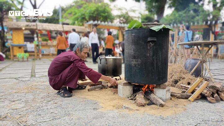 Xuất phát từ những giá trị văn hóa tốt đẹp ấy, "Không gian Tết xưa ở Hội An” được tổ chức với mong muốn tái hiện một cách chân thực, sinh động không khí Tết cổ truyền; qua đó góp phần bảo tồn và phát huy các giá trị di sản văn hóa địa phương, đồng thời tạo thêm sản phẩm văn hóa - du lịch phục vụ nhân dân và du khách trong dịp Xuân Bính Ngọ 2026.